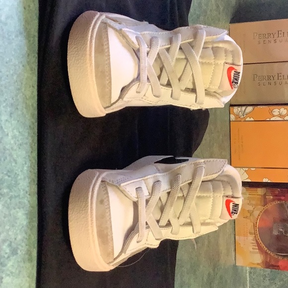 NIKE CHILD’S BLACK AND WHITE RUNNERS SIZE 2.5 US - Picture 5 of 8